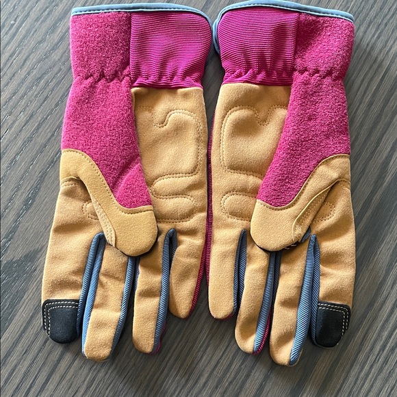 RUGGED WEAR WOMENS Lightly Used Pink and Gray Work Gloves - Picture 2 of 6